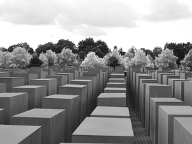 Die schwarz-weiße Fotografie zeigt das Holocaust-Denkmal in Berlin. 
