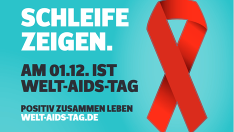 Das Bild zeigt eine Postkarte mit roter Schleife und dem Text "Schleife zeigen. Am 1.12. ist Welt-Aids-Tag. Positiv zusammen leben."